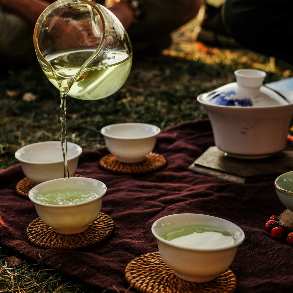 Tuy có chứa một lượng caffeine nhẹ, trà xanh vẫn được mệnh danh là phương thuốc hữu hiệu cho sức khỏe tinh thần nhờ có hoạt chất làm dịu thần kinh L-theanine. Sự kết hợp giữa caffeine và L-theanine trong trà xanh giúp tăng sự tập trung, cải thiện hiệu suất làm việc mà vẫn điều hòa tinh thần nhẹ nhàng, không gây bồn chồn hay lo lắng. Ngoài ra, trà xanh còn chứa nhiều chất chống oxy hóa, giúp bảo vệ tế bào não, cải thiện trí nhớ và ngăn ngừa stress oxy hóa. Đây là lựa chọn lý tưởng cho những ai cần duy trì sự tỉnh táo và tập trung để làm việc vào ban đêm mà vẫn không ảnh hưởng đến giấc ngủ.