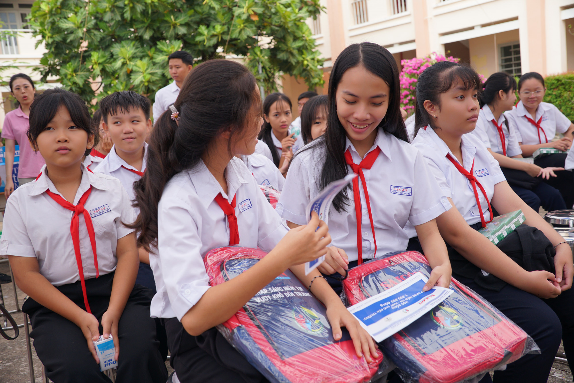 Học sinh vui vẻ
