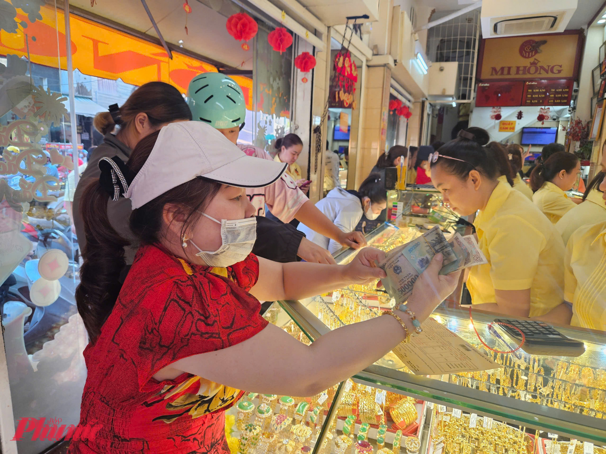 So với các nước khác, nhu cầu đầu tư vàng miếng tại Việt Nam giảm do nguồn cung hạn chế, mức giá tăng quá cao - Ảnh: Thanh Hoa