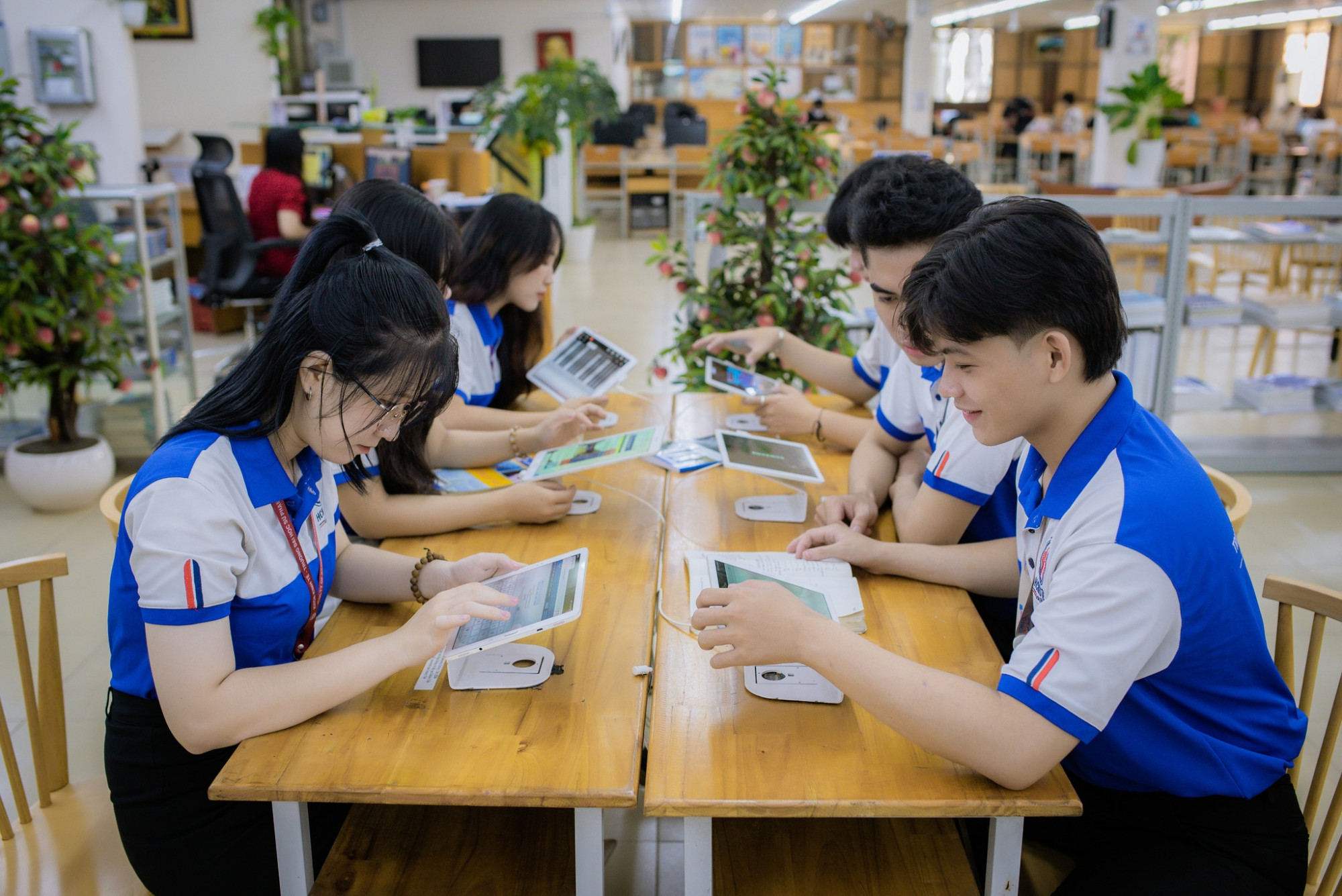 Sinh viên nhà trường sử dụng HCMUTE Chat AI - Ảnh: Nhà trường cung cấp