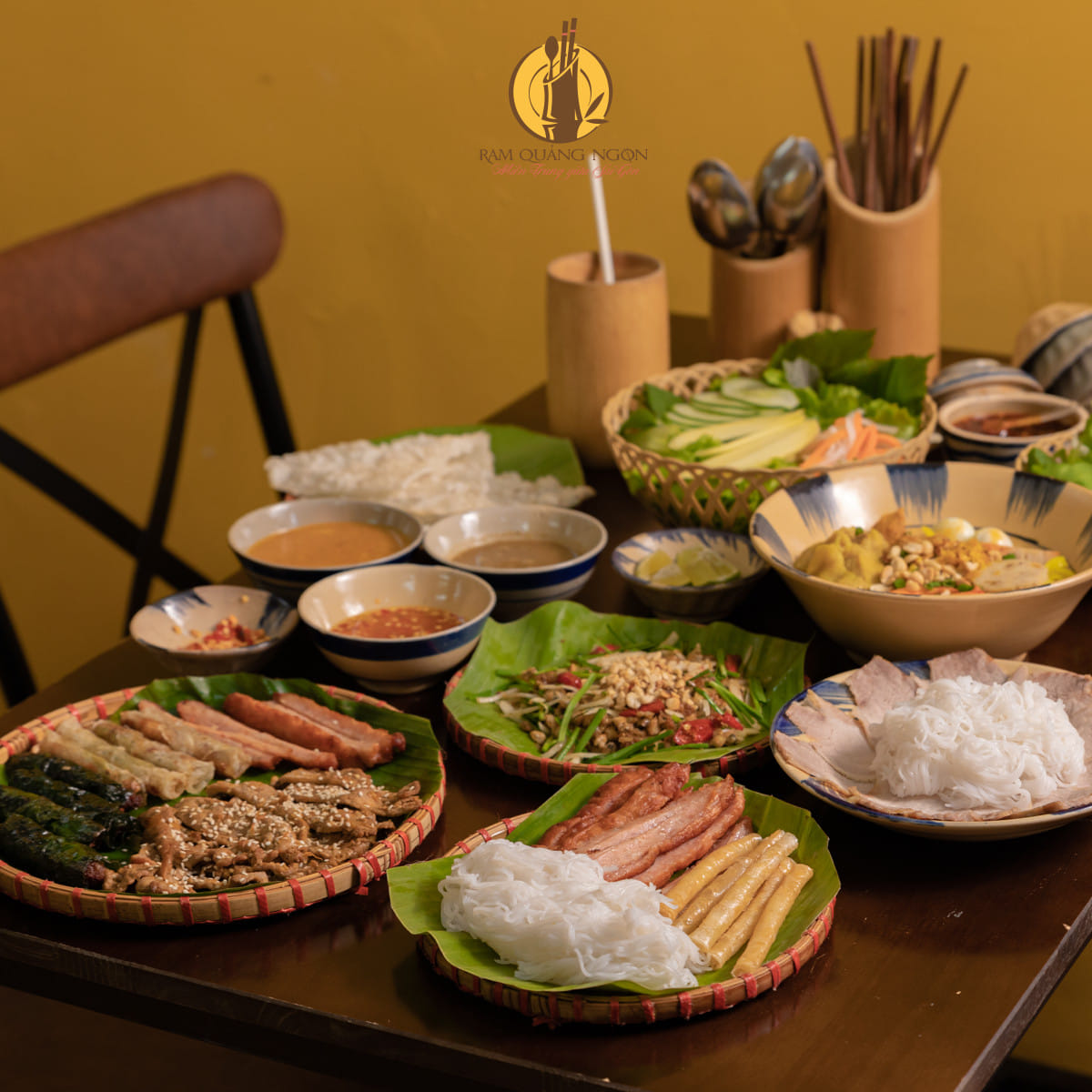 Ram Quảng Ngon (36/55 Nguyễn Gia Trí (đường D2 cũ), P.25, Quận Bình Thạnh): Ram Quảng Ngon là quán chuyên phục vụ các món ram đặc sản Quảng Ngãi với hương vị chuẩn miền Trung. Quán có không gian giản dị, sạch sẽ, tạo cảm giác thân thiện và gần gũi. Trên Google, quán được đánh giá khoảng 4.0 sao với nhiều lời khen về món ram cuốn bắp và bánh xèo giòn rụm. Món ram cuốn bắp là món nhất định phải thử khi đến đây, bên cạnh đó bánh xèo và chả mực cũng rất được yêu thích. Giá các món dao động từ 50.000 – 120.000 đồng. Quán phù hợp cho những bữa ăn nhẹ hoặc ăn trưa nhanh gọn.