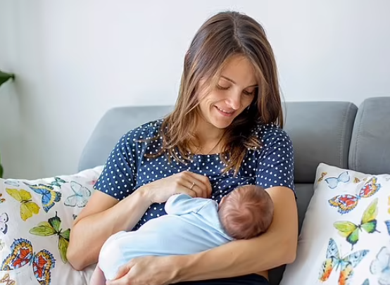  làm mẹ ở độ tuổi lớn hơn—hoặc không có con—kết hợp với việc tăng cân ở độ tuổi 20 có thể làm tăng gấp ba nguy cơ mắc ung thư vú của bạn. Ảnh stock  XU HƯỚNG