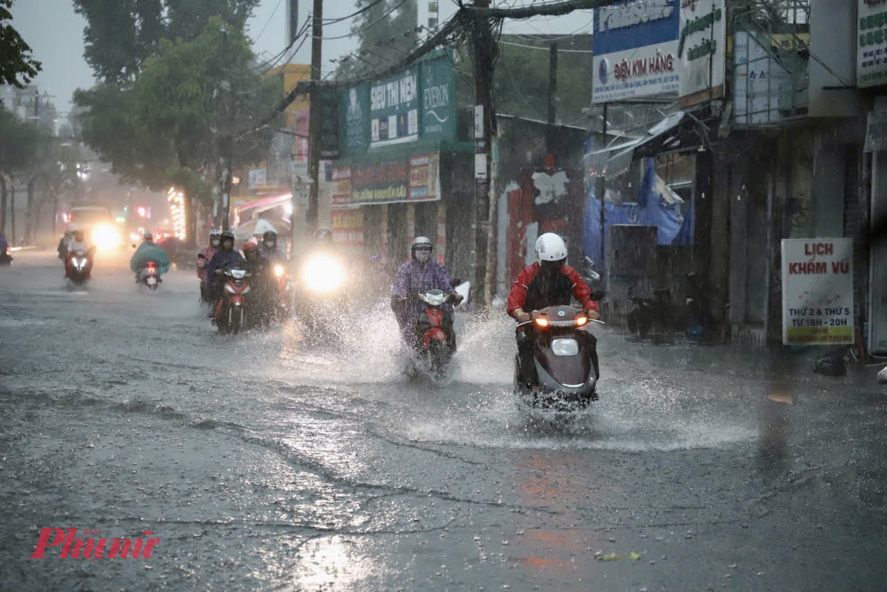 Mưa lớn gây ngập nặng tại đường Lê Văn Thọ, quận Gò Vấp - Ảnh: Vũ Quyền
