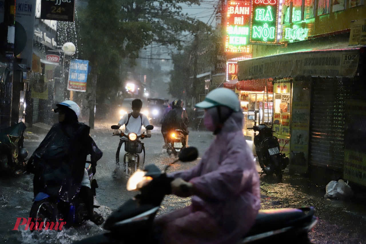 Mưa dông kéo dài gây ngập cục bộ tại nhiều tuyến đường - Ảnh: Vũ Quyền