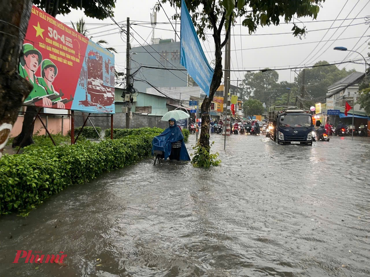 Trận mưa lớn kéo dài từ sáng sớm khiến việc đi lại của người dân gặp nhiều trở ngại. Đặc biệt vào khung giờ cao điểm, hàng loạt tuyến đường ngập sâu khiến xe máy, ô tô di chuyển chậm chạp, nhiều phương tiện chết máy giữa đường - Ảnh: Vũ Quyền