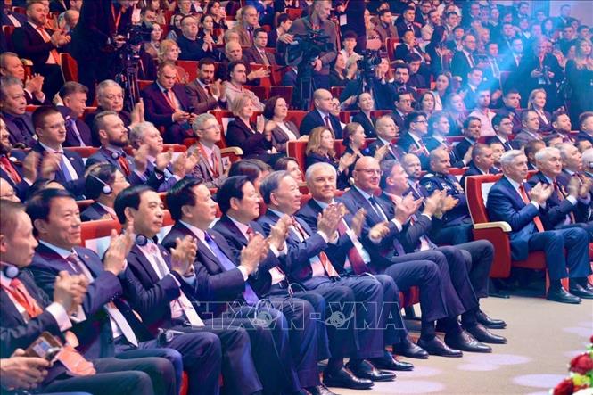 Vun đắp quan hệ hữu nghị truyền thống Việt - Nga trong kỷ nguyên mới Tổng Bí thư Tô Lâm và Chủ tịch Duma Quốc gia (Hạ viện) Liên bang Nga Vyacheslav Volodin cùng các đại biểu dự buổi gặp gỡ và phát biểu Chính sách tại Học viện Tổng thống Nga. Ảnh: TTXVN phát