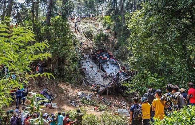 Thảm kịch là một trong những vụ tai nạn giao thông chết người nhất được ghi nhận ở Sri Lanka trong nhiều thập kỷ. - Ảnh: AFP