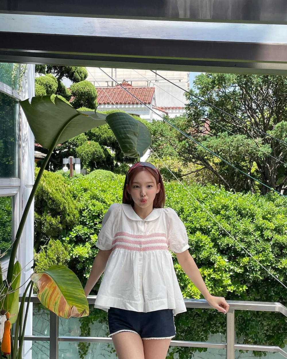 Sự kết hợp giữa áo babydoll và quần đùi mang đến vẻ ngoài nữ tính, nhẹ nhàng nhưng vẫn vô cùng thoải mái và dễ ứng dụng trong mùa Hè. Áo babydoll với phom dáng rộng rãi, phần tay bồng hoặc nhún bèo tạo cảm giác bay bổng, điệu đà, giúp che khuyết điểm vòng hai mà vẫn giữ được nét duyên dáng. Khi phối cùng quần đùi, đặc biệt là quần shorts jeans hoặc quần vải linen, tổng thể trở nên hài hòa giữa sự ngọt ngào và năng động. Nếu muốn thêm phần phá cách, bạn có thể chọn áo babydoll họa tiết hoa nhí vintage hoặc có chi tiết nơ, phối cùng một chiếc túi cói nhỏ và mũ rộng vành để hoàn thiện vẻ ngoài chuẩn nàng thơ mùa Hè.
