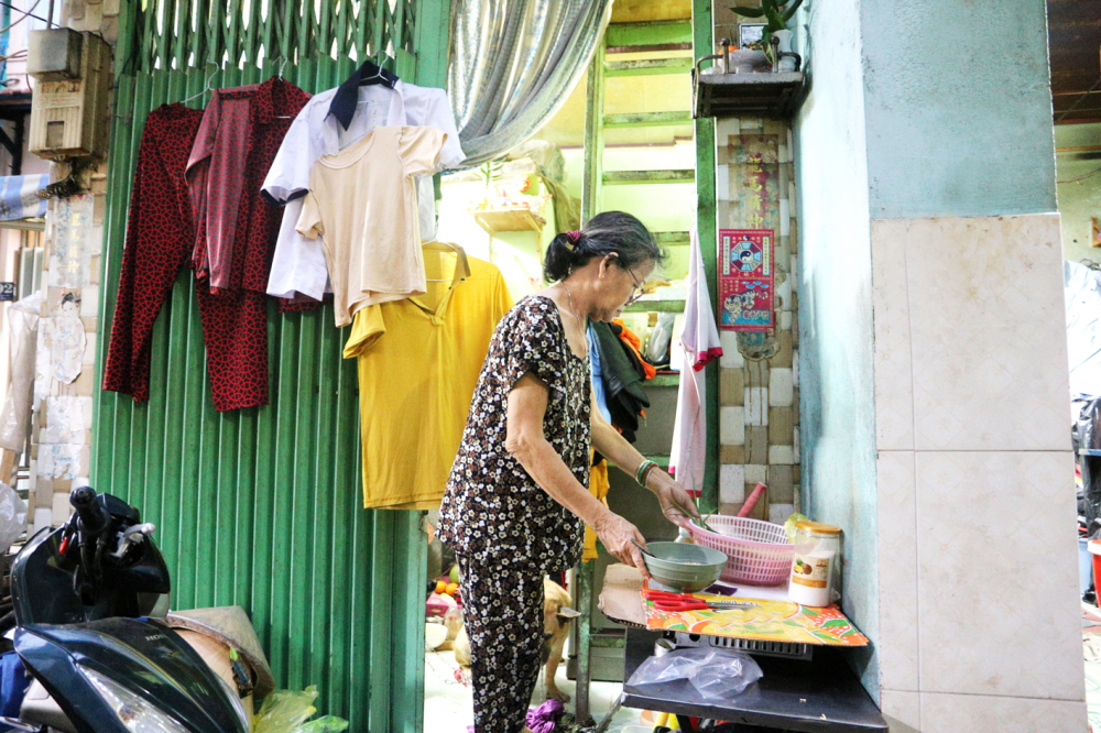 Chỉnh trang chợ cũ, đánh thức tiềm năng đất vàng giữa trung tâm Do diện tích nhà quá chật chội, bà Ngọc Hoa phải tận dụng hành lang trước nhà làm nơi nấu nướng và sinh hoạt chung