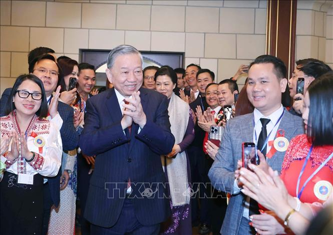 Tổng bí thư Tô Lâm gặp gỡ cộng đồng người Việt tại Nga Tổng Bí thư Tô Lâm và Phu nhân gặp gỡ cán bộ, nhân viên cùng đại diện cộng đồng người Việt Nam tại Liên bang Nga. Ảnh: Thống Nhất/TTXVN