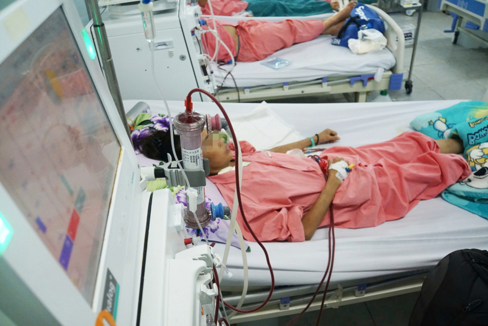 Mua thuốc giả, rước bệnh thật vì tin lời “bác sĩ online” Không ít bệnh nhân suy gan, suy thận do tin “bác sĩ online”, áp dụng các bài thuốc phi khoa học - Ảnh minh họa: Phạm An (chụp tại Bệnh viện Chợ Rẫy, TPHCM)