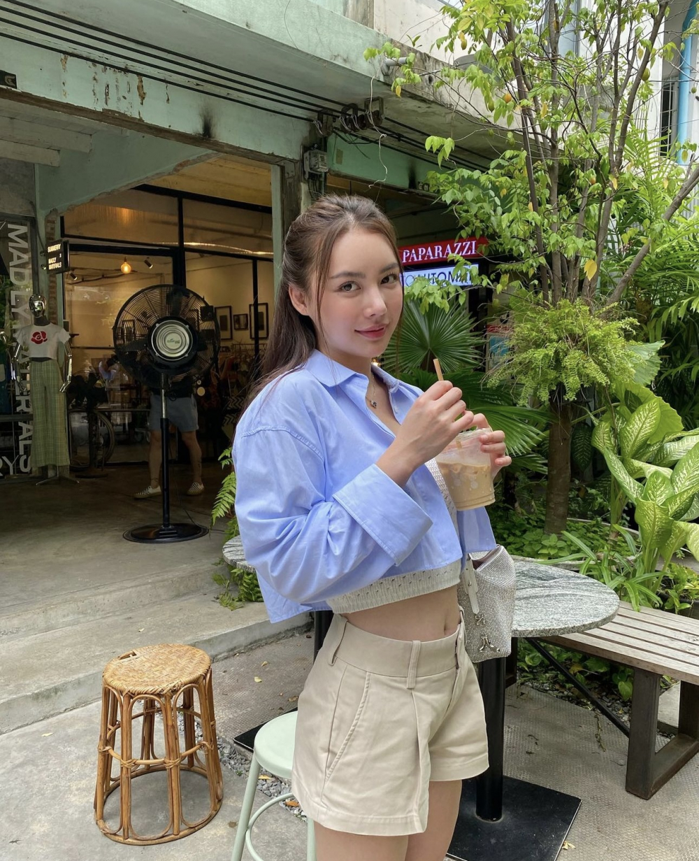 Nổi bật với kiểu dáng khoe eo ấn tượng, áo sơmi dáng cropped trở thành một trong những item được săn đón nhất mùa Hè. Trái ngược kiểu dáng thanh lịch thường thấy, những chiếc sơmi này có phần phá cách hơn khi vừa có thể giúp người mặc khoe khéo vòng eo, vừa tạo thêm điểm nhấn mát mẻ cho phong cách vào những ngày nắng nóng. Với thiết kế cắt ngắn, quần cạp cao hay chân váy chính là sự ưu tiên hàng đầu dành cho chiếc áo sơmi dáng cropped này.