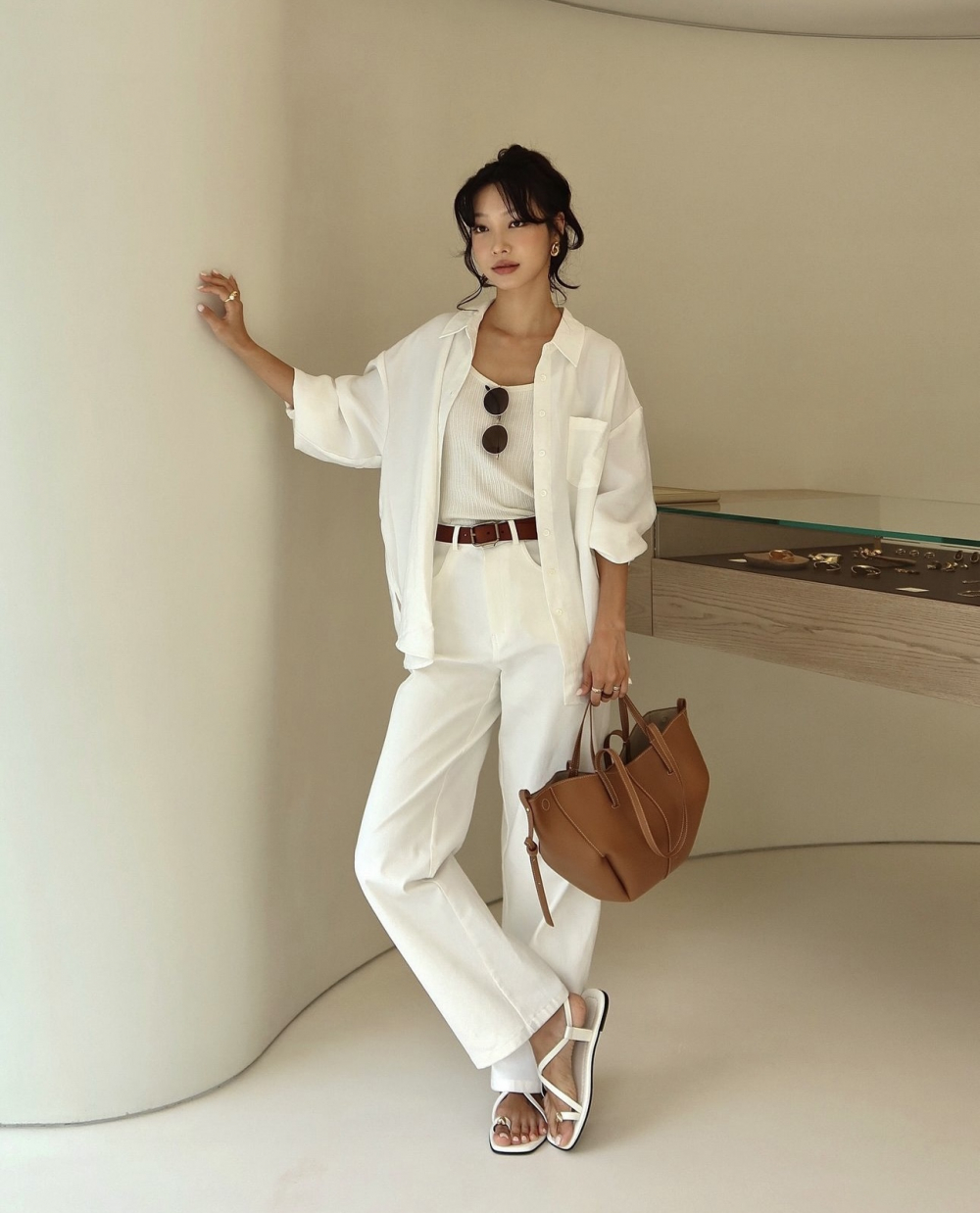 Không có một item nào vượt qua được sự thanh lịch và tiện dụng của chiếc áo sơmi trắng. Là item kinh điển mang tính biểu tượng, đây là chiếc áo mà có lẽ bất kỳ tín đồ thời trang nào cũng sở hữu trong tủ đồ của mình. Áo sơmi trắng có thể dễ dàng kết hợp với mọi kiểu trang phục mà không đòi hỏi quá nhiều sự cố gắng trong việc lựa chọn “bạn đồng hành”. Từ chiếc quần âu thanh lịch, hay quần jeans bụi bặm, đến chân váy nữ tính, chiếc áo này có thể “bắt cặp ăn ý” và tạo ra nhiều phong cách khác nhau. Một chiếc áo sơmi trắng với đường may tỉ mỉ sẽ là lựa chọn lý tưởng đáng đầu tư cho mọi dịp.