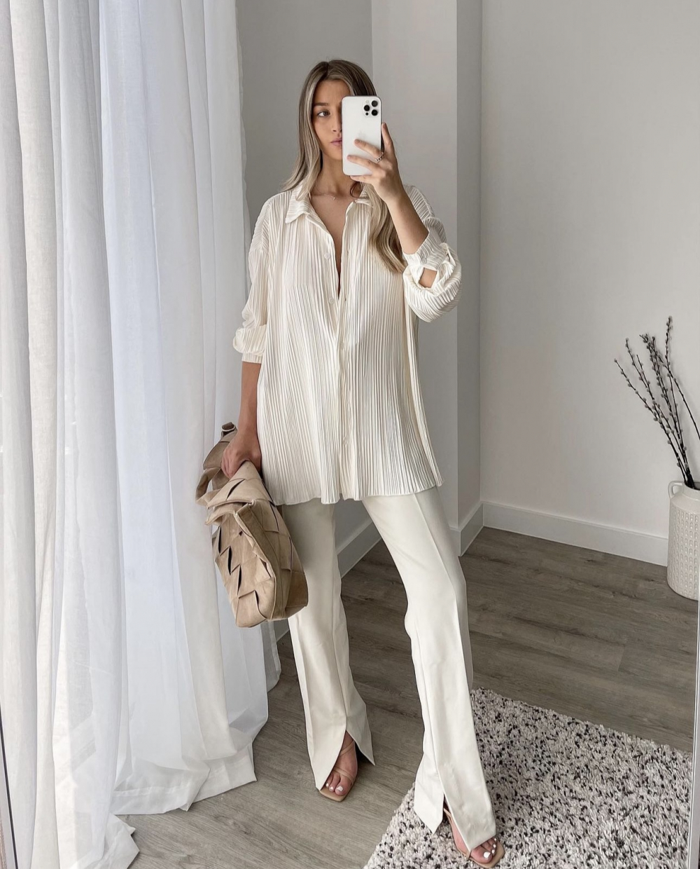 Bên cạnh vẻ đẹp đặc trưng của kiểu áo sơmi, những chiếc áo với chi tiết xếp ly luôn mang lại vẻ nữ tính đầy tinh tế. Phần xếp ly tạo nên những đường nét mềm mại và thu hút, giúp người mặc trông uyển chuyển hơn. Kiểu áo này thường được làm từ chất liệu nhẹ nhàng như lụa hay voan, để làm tăng thêm sự thanh thoát trong thiết kế.