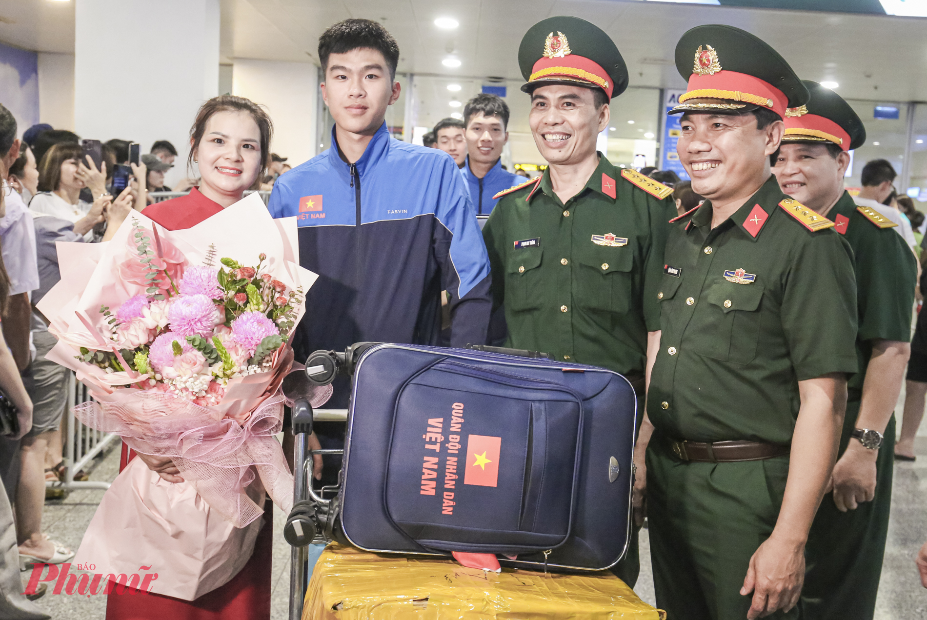 Gia đình, người thân cùng những bó hoa tươi thắm dành tặng cho các chiến sĩ.
