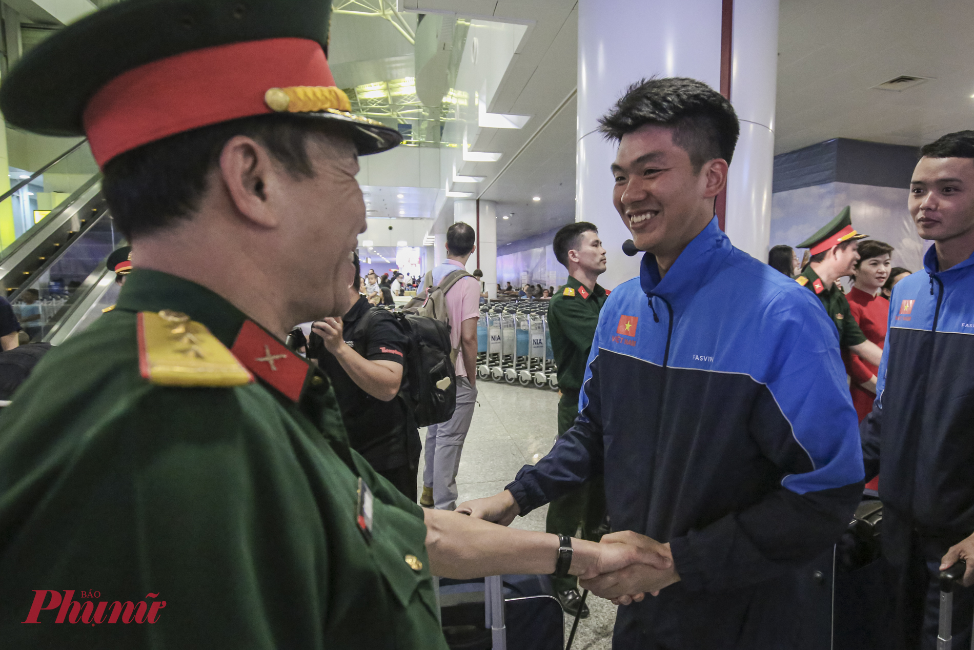 Những nụ cười rạng rỡ hiện rõ trên khuôn mặt các chiến sĩ trong ngày trở về, sau khi hoàn thành xuất sắc nhiệm vụ tại Nga.