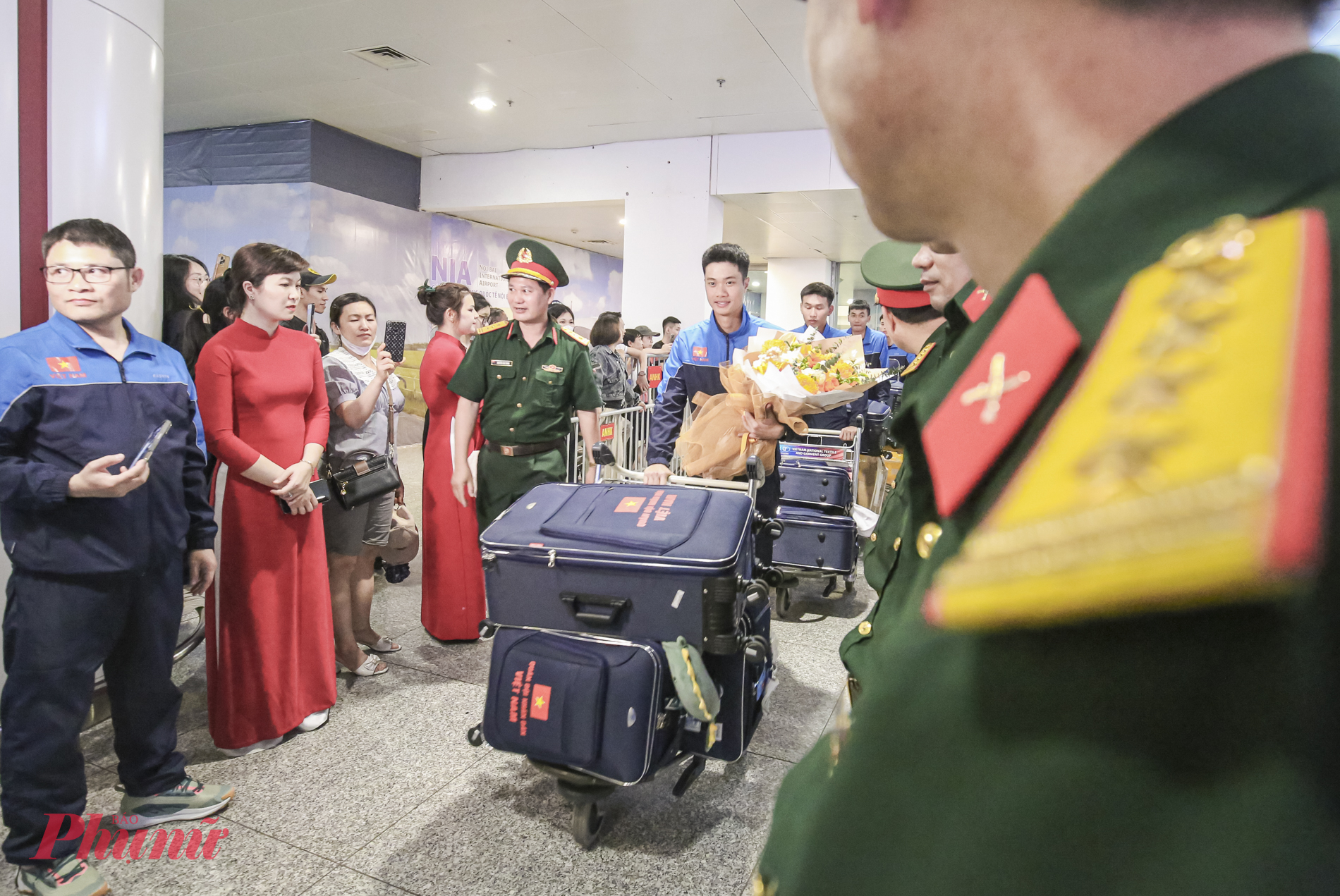 Trước đó, 10 giờ sáng 9/5 theo giờ Moscow (tức 14 giờ cùng ngày theo giờ Hà Nội), Liên bang Nga long trọng tổ chức Lễ duyệt binh kỷ niệm 80 năm Ngày Chiến thắng trong Chiến tranh Vệ quốc vĩ đại (9/5/1945-9/5/2025) trên Quảng trường Đỏ. Nhận lời mời của Tổng thống Nga Vladimir Putin, Tổng Bí thư Tô Lâm và phu nhân Ngô Phương Ly cùng đoàn đại biểu cấp cao Việt Nam thăm chính thức Liên bang Nga và dự Lễ kỷ niệm 80 năm Ngày Chiến thắng trong chiến tranh Vệ quốc vĩ đại.