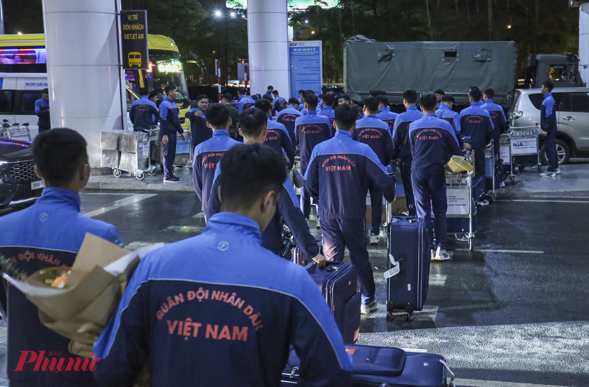 Khoảng 22g30, ...