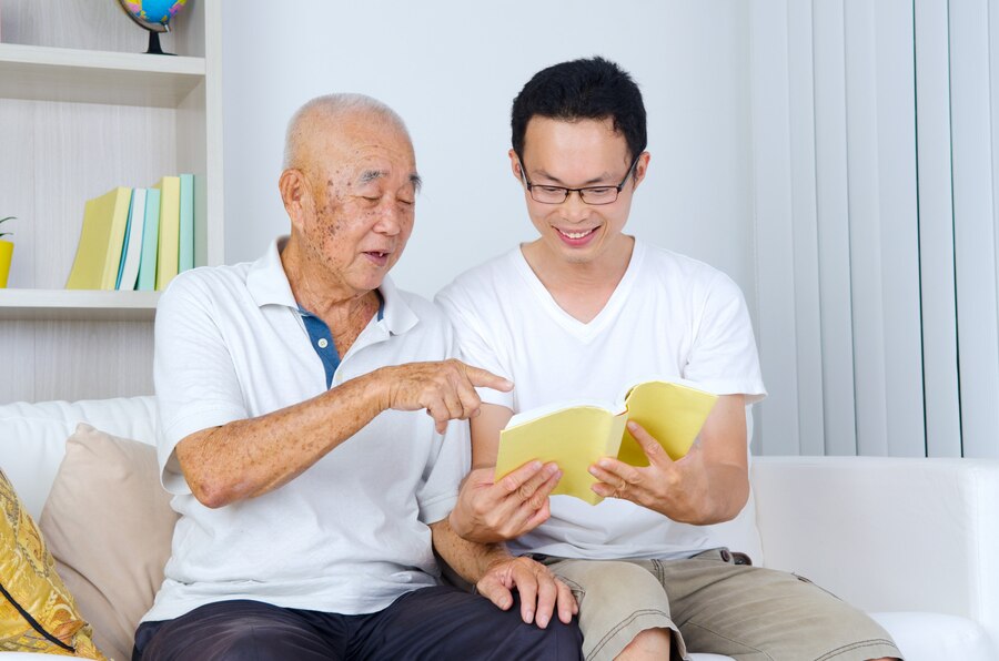Từ ngày cha chồng bị bệnh, chồng Hoài bỏ hết công việc để về quê chăm sóc. (Hình minh hoạ)