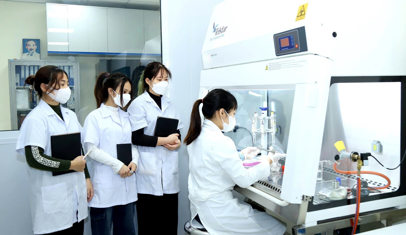 Công nghệ thực phẩm: Nhu cầu tuyển dụng luôn vượt nguồn cung Giảng viên, sinh viên Học viện Nông nghiệp Việt Nam tại phòng thí nghiệm Trung tâm Khoa học và Công nghệ thực phẩm