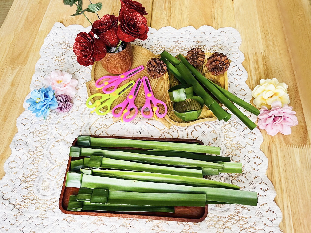 Giờ thủ công tập làm  đồng hồ lá dừa của các bé mầm non - Ảnh do tác giả cung cấp
