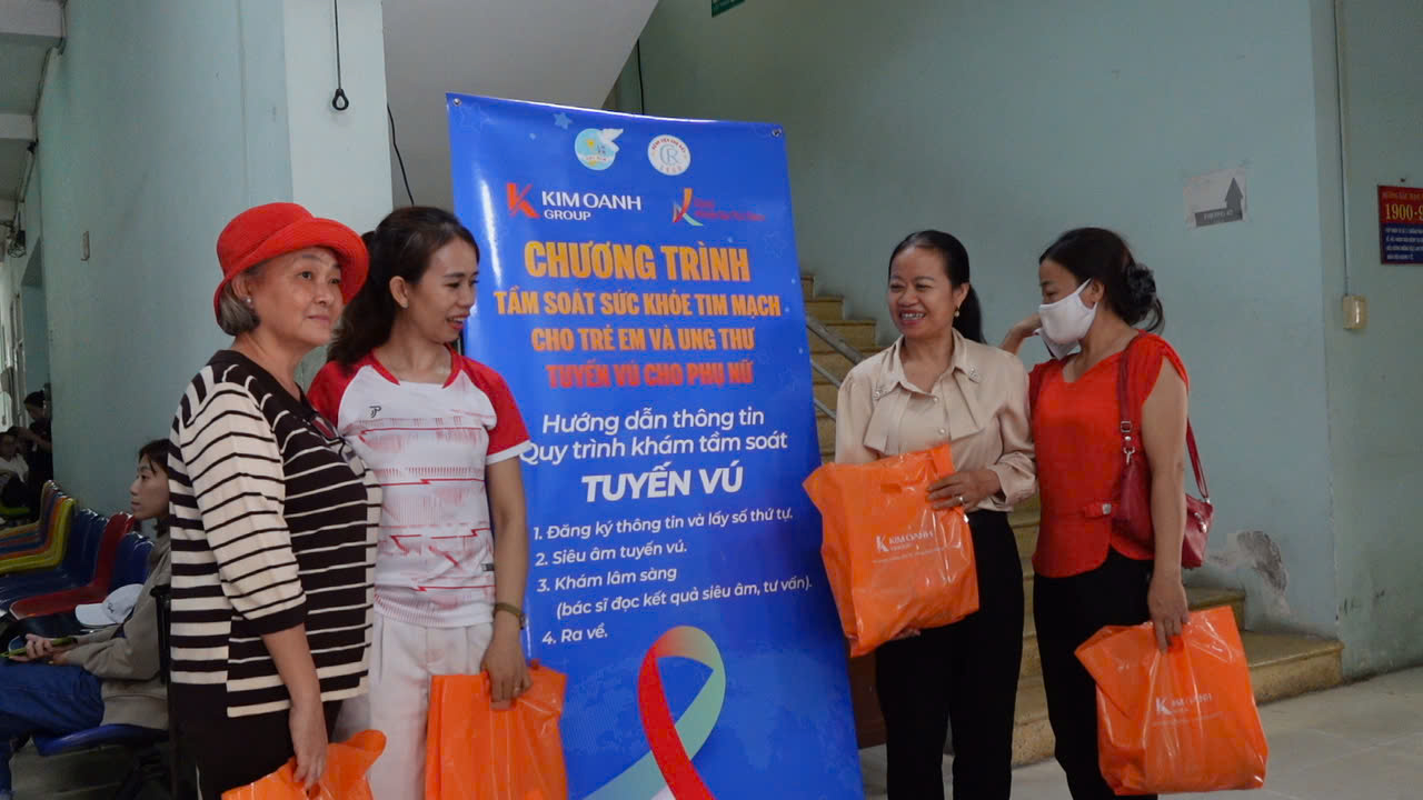 Các chị nhận quà sau khi tầm soát ung thư - Ảnh: Cúc Phương