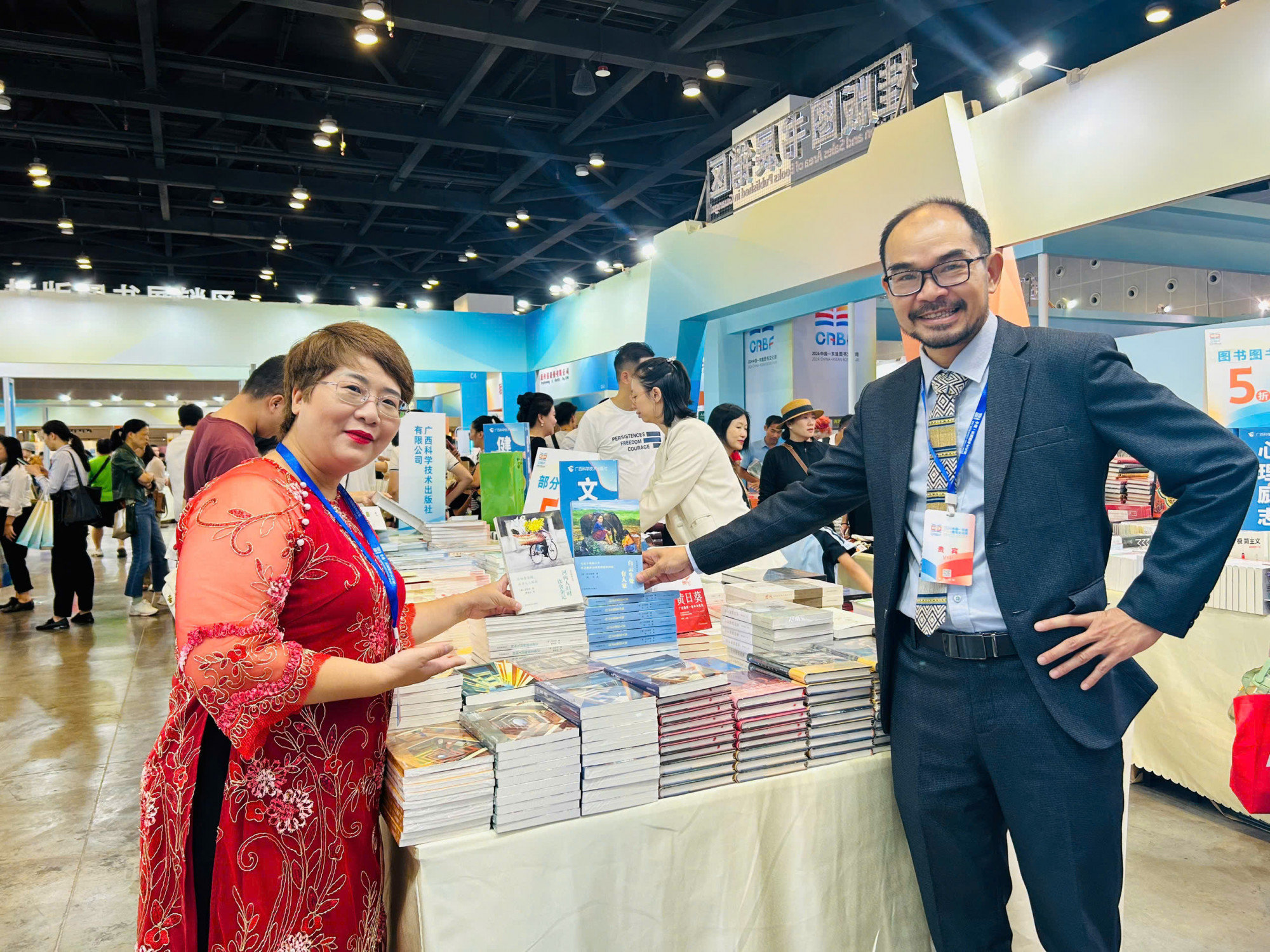 Tác giả Đỗ Quang Tuấn Hoàng (phải) tại Trung Quốc vào cuối năm 2024, nhân dịp ra mắt ấn bản tiếng Trung cuốn du ký Vắt qua những ngàn mây