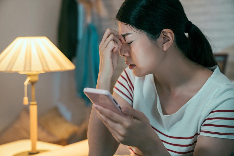 Nhận được tin nhắn của chồng, Hoài thấy thất vọng xen lẫn bực tức. (Hình minh hoạ)