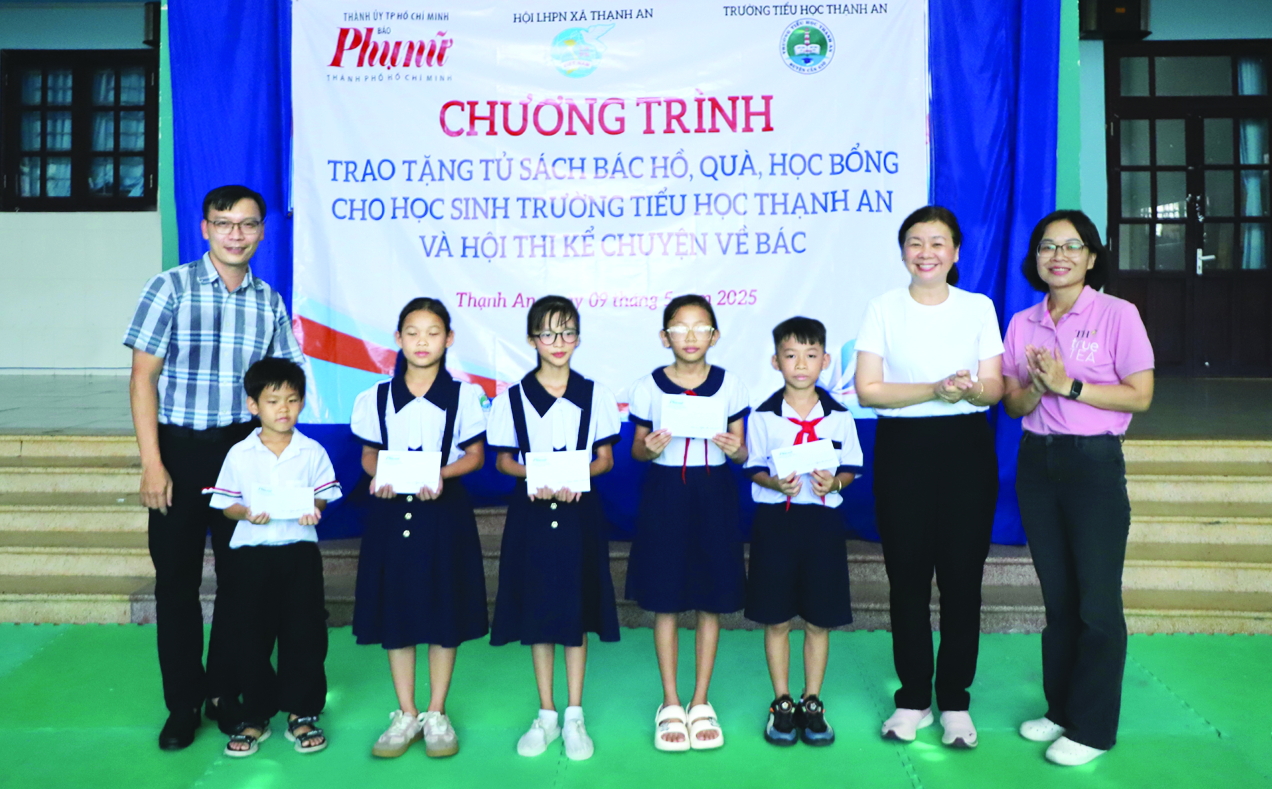 “Tủ sách Bác Hồ chắp cánh ước mơ” cho thầy trò xã đảo Thạnh An Bà Lý Việt Trung (thứ hai từ phải sang) cùng đại diện Quỹ Vì tầm vóc Việt, Công ty cổ phần Đầu tư và Phát triển giáo dục Phương Nam trao phần thưởng cho các đội thi đoạt giải cuộc thi kể chuyện Bác Hồ - ẢNH: THÀNH LÂM
