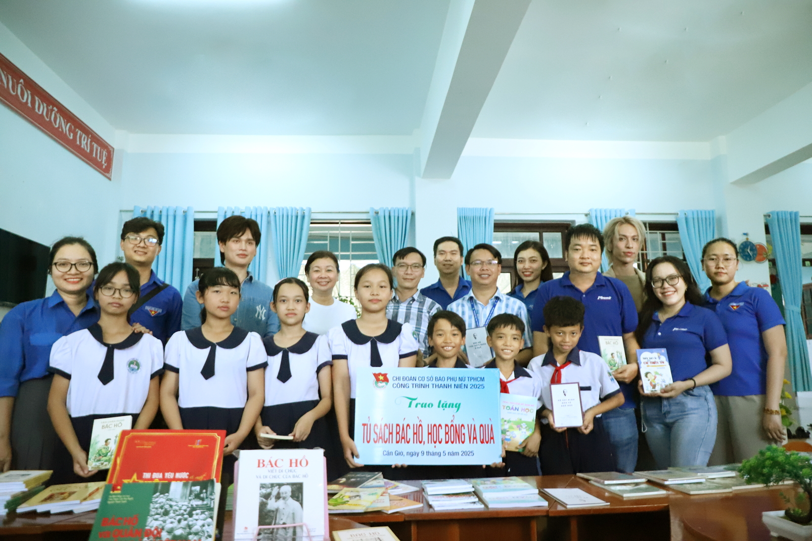 “Tủ sách Bác Hồ chắp cánh ước mơ” cho thầy trò xã đảo Thạnh An Chi đoàn cơ sở Báo Phụ nữ tặng Tủ sách Bác Hồ cho học sinh Trường tiểu học Thạnh An - ẢNH: THÀNH LÂM