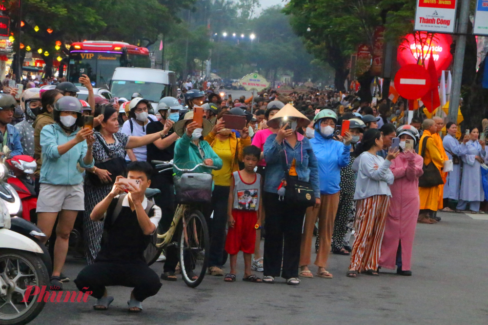 Sau 3 hồi chuông trống bát nhã, từng đoàn xe nối đuôi nhau rực rỡ sắc màu, cờ đèn tôn vinh ngày đức Phật đản sanh diễu hành qua các trục đường chính của TP Huế. Hàng ngàn người dân xứ Huế đã tập trung hai bên đường để cung nghinh và chiêm ngưỡng