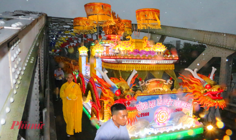 Nghi lễ tưới nước thơm lên tượng Phật sơ sinh, với mục đích tái hiện hình ảnh chư thiên tắm mát Đức Phật lúc Ngài vừa đản sinh. Bên cạnh đó còn mang ý nghĩa tẩy trừ sự phiền não, gột rửa thân tâm, nhằm hướng đến sự thanh tịnh của mỗi Phật tử.