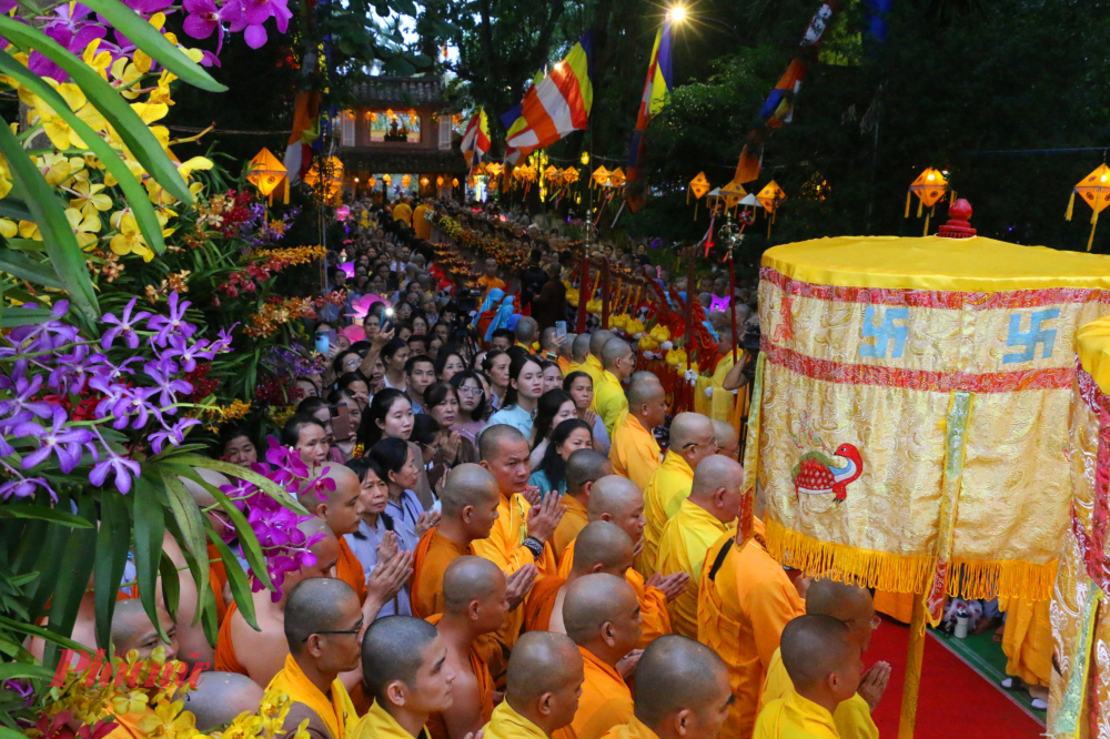 Hòa thượng đã cử hành nghi lễ Mộc dục (tắm Phật) truyền thống, toàn thể chư Tôn thiền đức Tăng Ni, quý đạo hữu Phật tử đồng hướng tâm kỷ niệm ngày đản sanh của Đức Phật Thích Ca Mâu Ni.