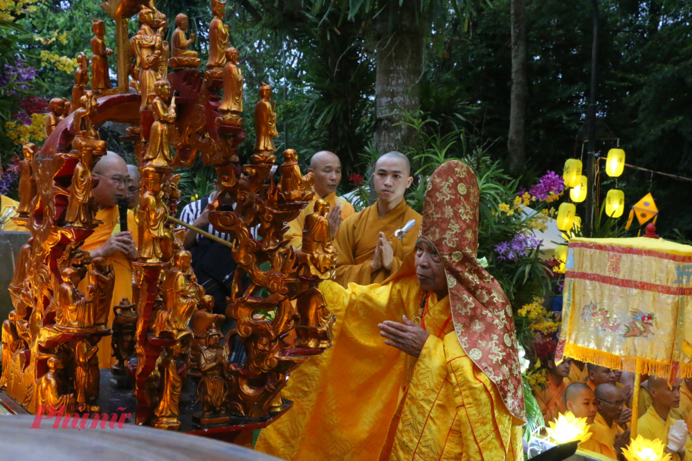 Trong không khí linh thiêng của buổi lễ, Hòa thượng Thích Đức Thanh, Ủy viên thường trực Hội đồng chứng minh Giáo hội Phật giáo Việt Nam, Chứng minh Ban trị sự Giáo hội Phật giáo TP Huế đã niêm hương, cử hành nghi lễ cầu nguyện, nguyện cầu tổ quốc vinh quang, đạo pháp trường tồn, thế giới hòa bình, chúng sanh an lạc