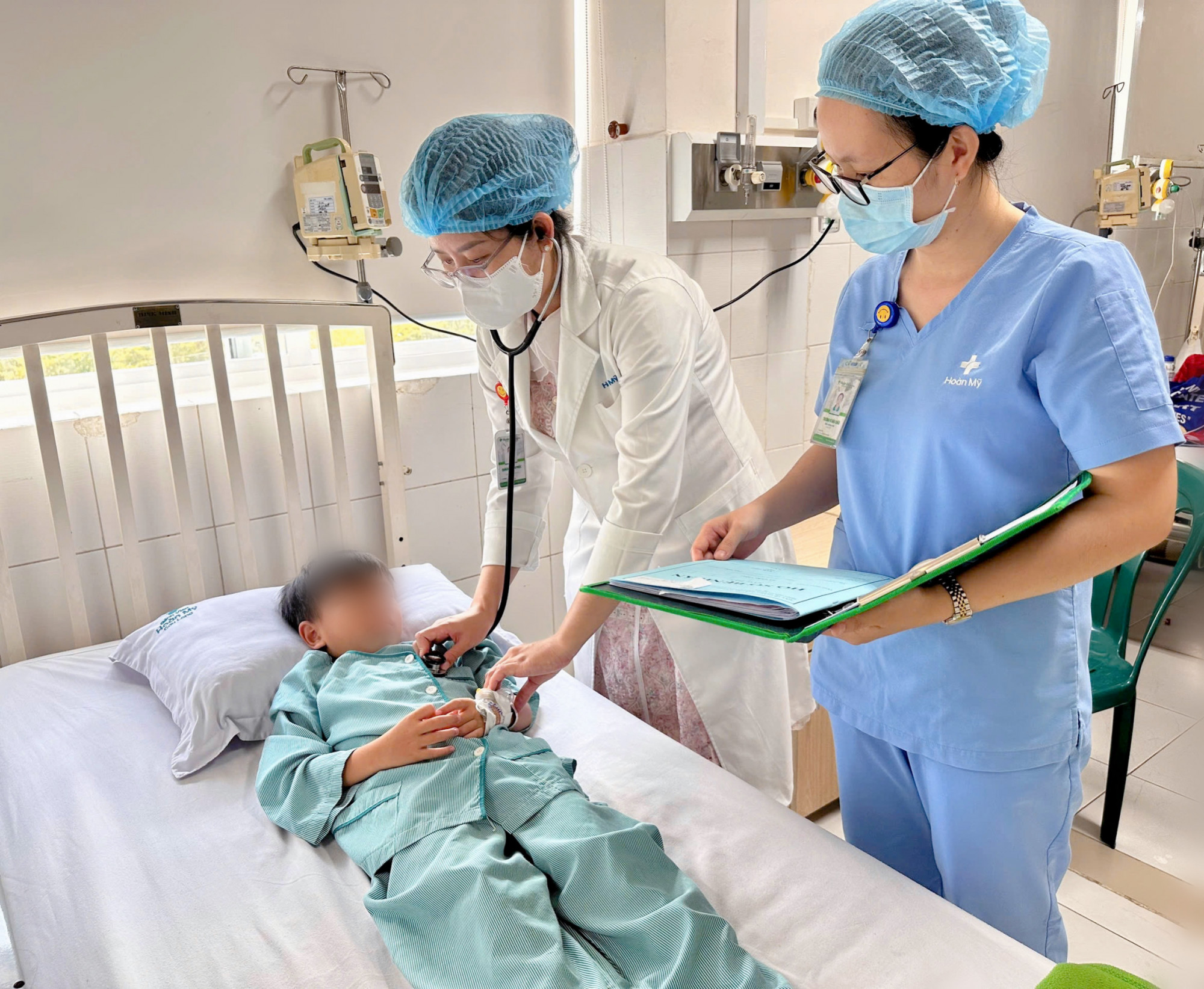 Bác sĩ thăm khám cho  bé H. T. Đ. sau khi sức khỏe đã hồi phục... Ảnh: Văn Phước 