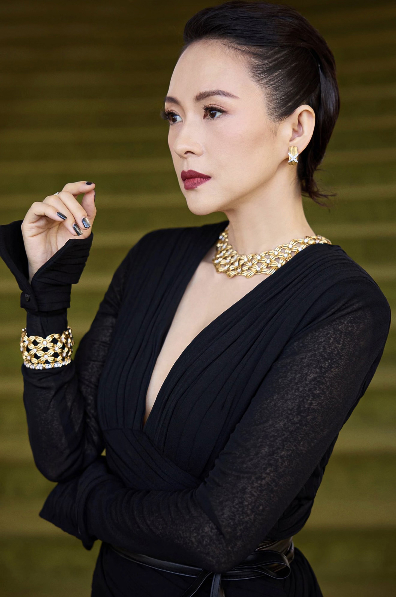 Nữ minh tinh trông càng nổi bật với bộ trang sức cỡ lớn 