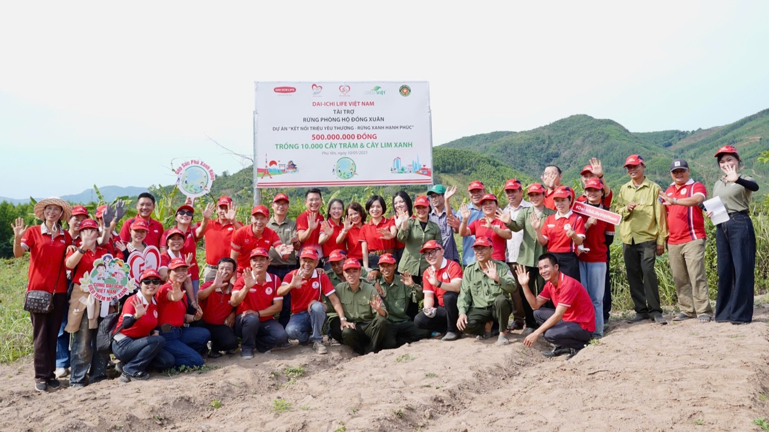Đại diện Dai-ichi Life Việt Nam, chính quyền địa phương và Green Viet chụp ảnh lưu niệm - Ảnh: Dai-ichi Life Việt Nam