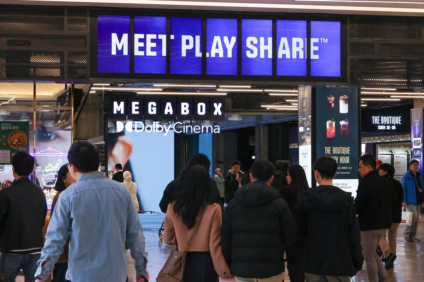 Khán giả xem phim tại một rạp phim của Megabox