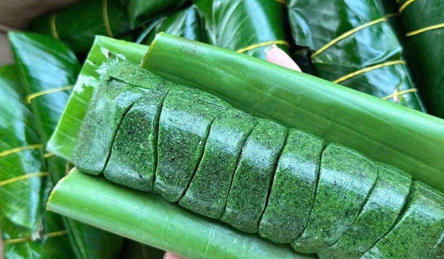 Bánh ngải xanh gói trong lá chuối tươi