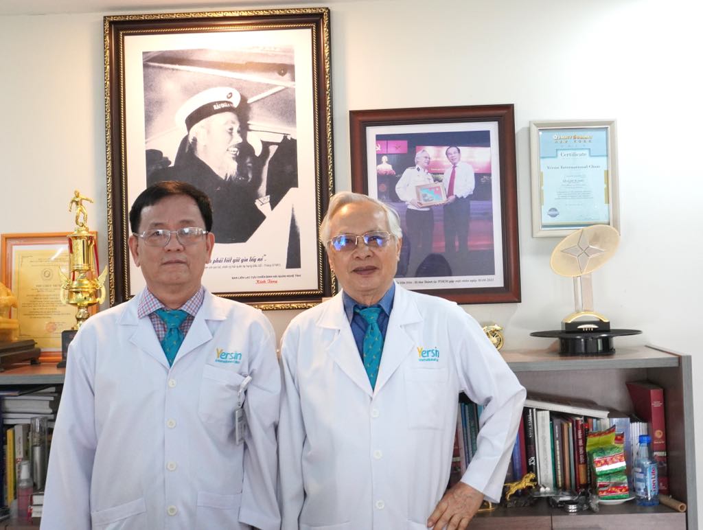 Người lính doanh nhân với chữ hiếu và gia đình Tác giả và anh Nguyễn Xuân Lam (phải). Ảnh: Kim Hằng
