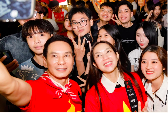 Lý Hải - Minh Hà và ê-kíp Lật mặt 8: Vòng tay nắng tích cực giao lưu tại các cụm rạp trên cả nước