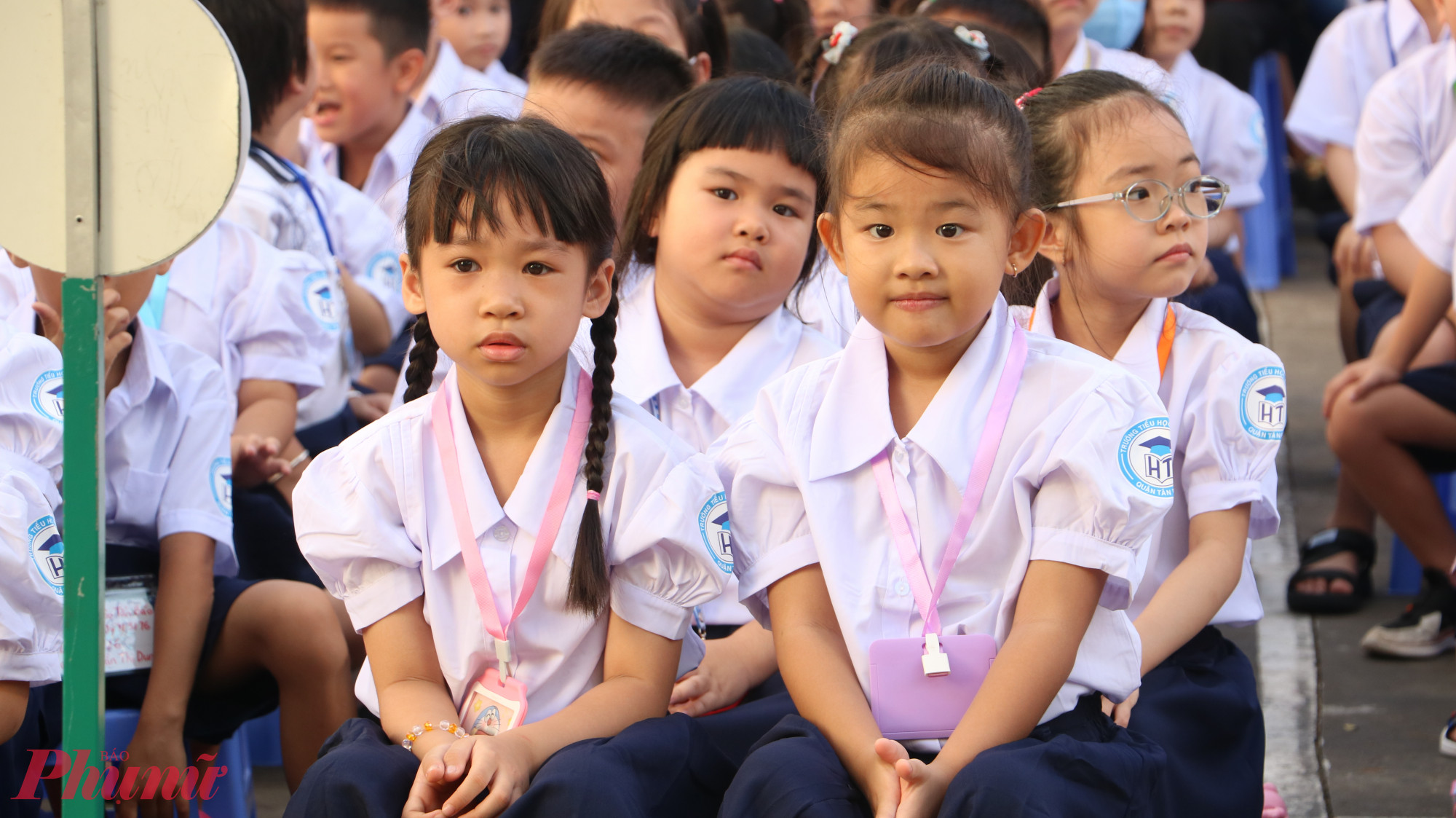 Học sinh lớp Một Trường tiểu học Hiệp Tân (quận Tân Phú) trong ngày nhập học đầu tiên - Ảnh: Trang Thư