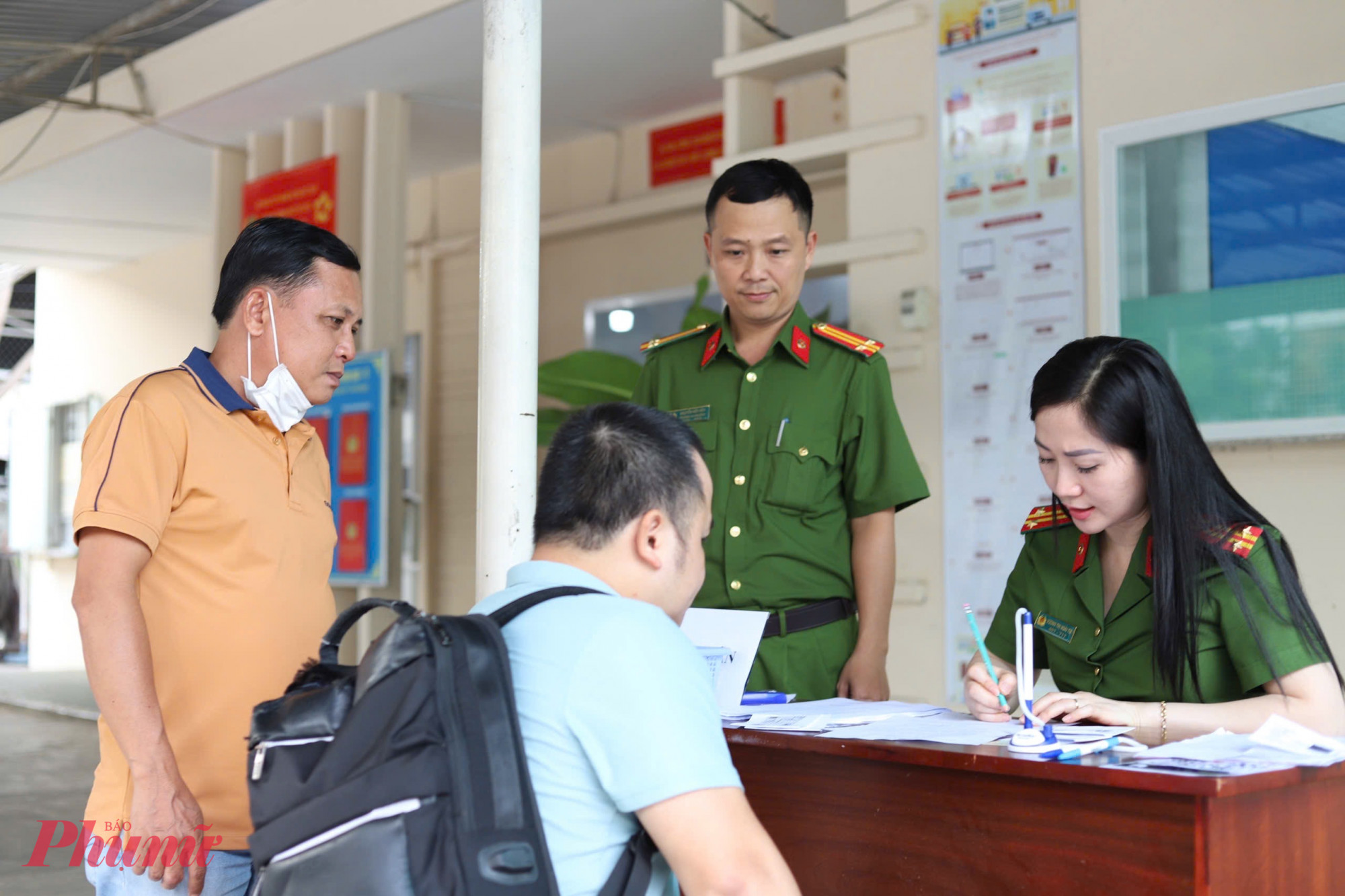 Người dân TPHCM giờ đây có thể sang tên xe nhanh chóng, không cần công chứng, chỉ với vài thao tác trên Cổng dịch vụ công và tài khoản VNeID - Ảnh: Thanh Tâm