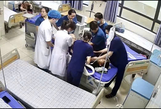 Nhân viên y tế tại Trung tâm Y tế huyện Thanh Ba bị người nhà đạp vào bụng khi đang cấp cứu bệnh nhân - ảnh chụp từ clip