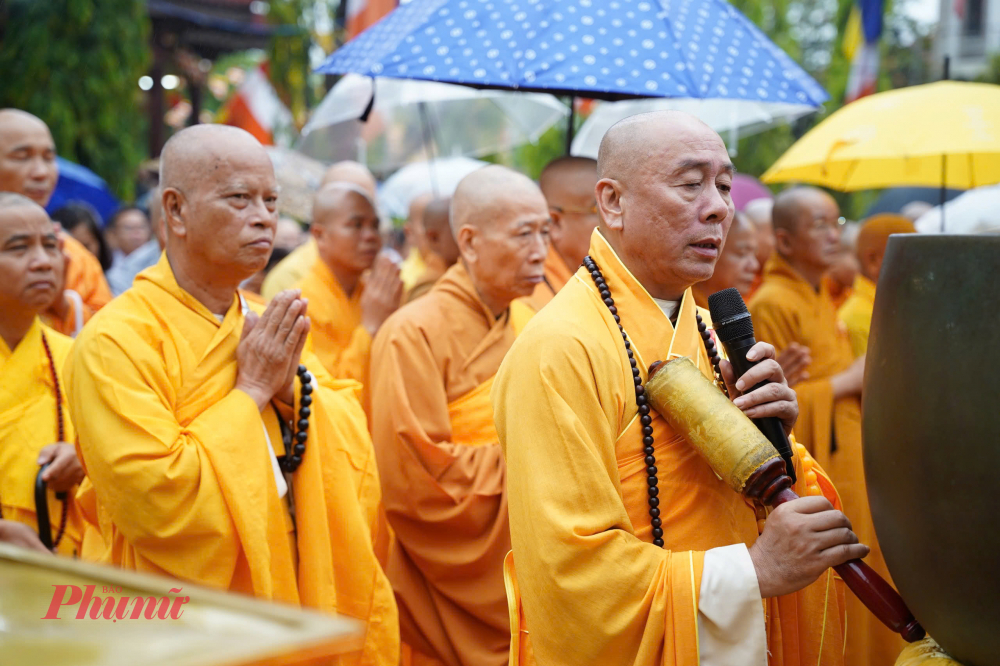 Tăng, ni đảnh lễ mừng đức Phật đản sanh