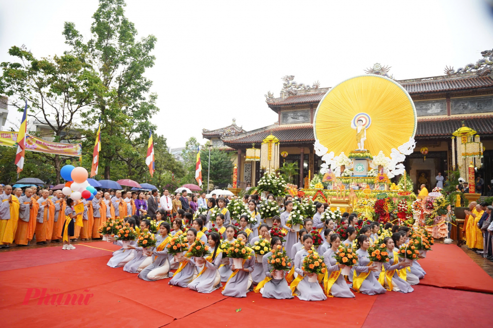 Nghi thức dâng hoa cúng dường Phật đản