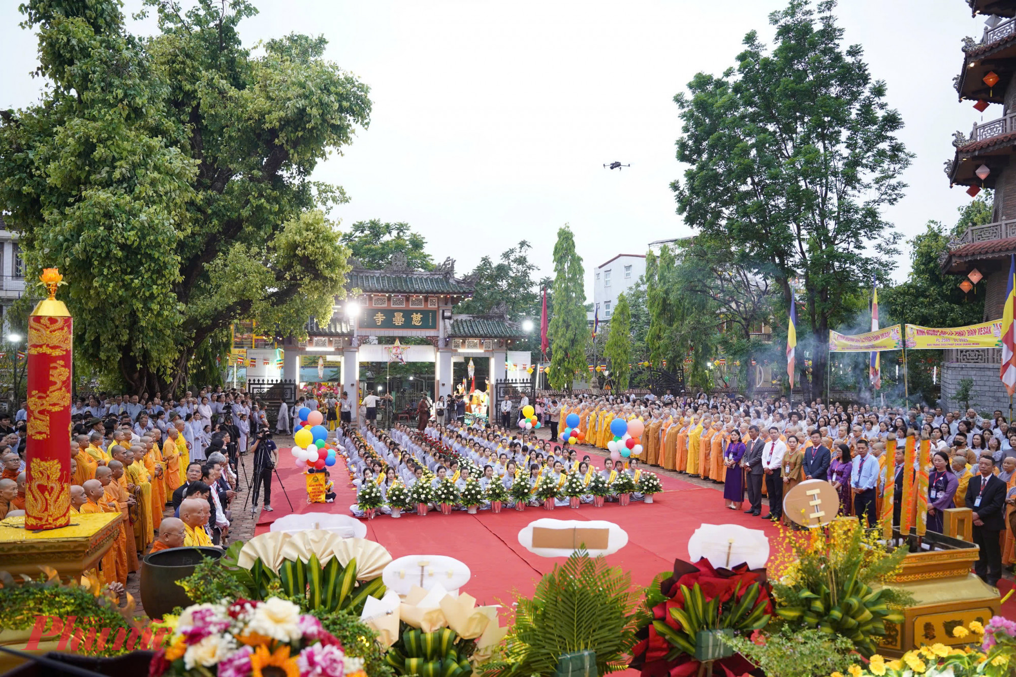 Đông đảo tăng, ni, đại biểu, phật tử và người dân TP Huế đến dự lễ