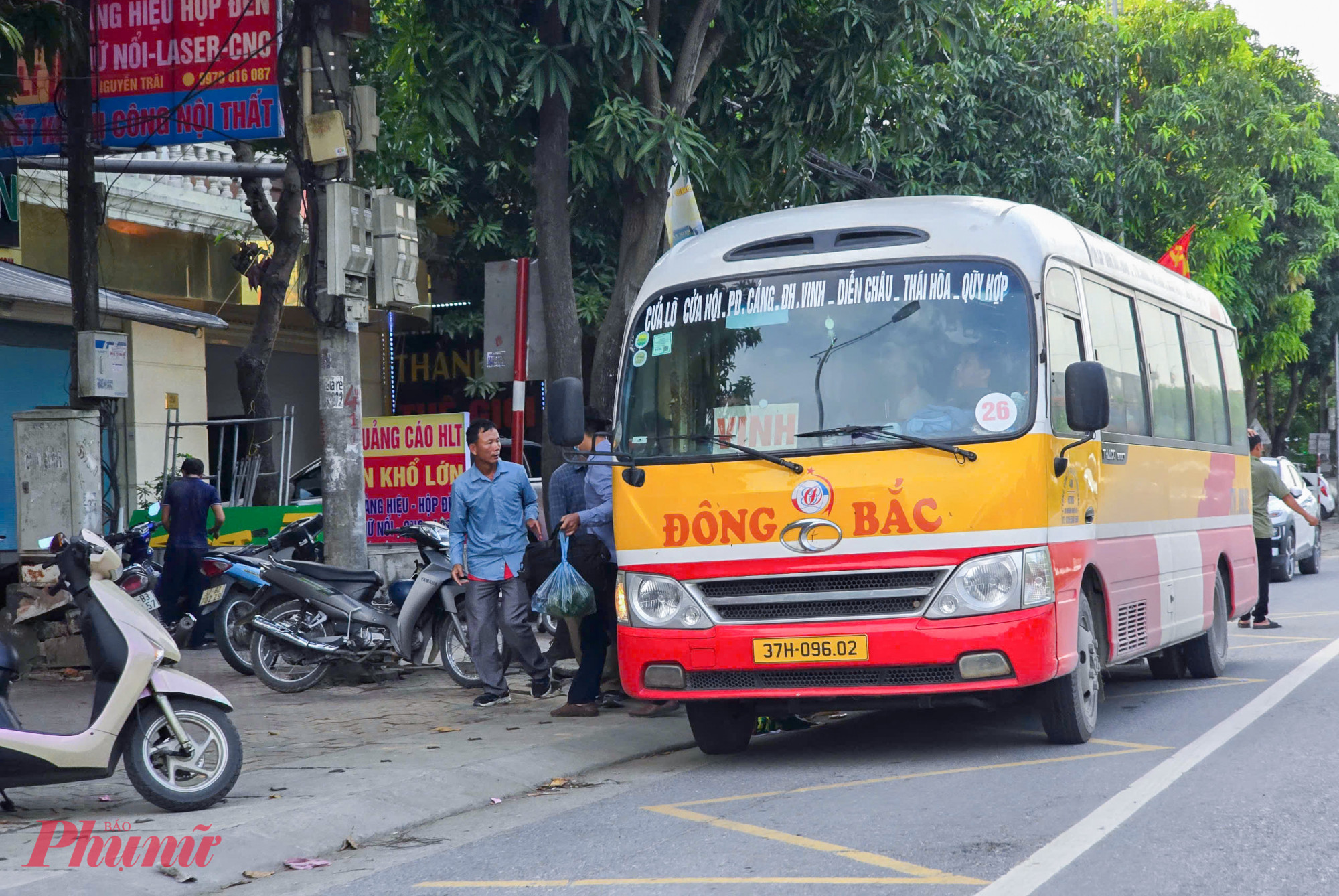 Một tuyến xe buýt hoạt động trên địa bàn thành phố Vinh - Ảnh: Phan Ngọc