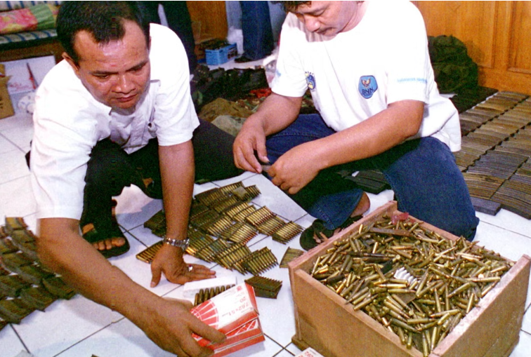 Minh họa. Hai cảnh sát mặc thường phục cầm đạn. File ( AFP qua Getty Images )