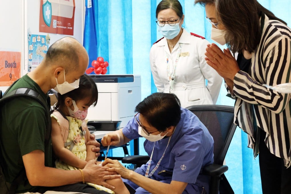 Chính quyền Hồng Kông (Trung Quốc) kêu gọi những ai chưa tiêm vắc xin và có bệnh lí nền đi tiêm vắc xin COVID-19 - Ảnh: SCMP